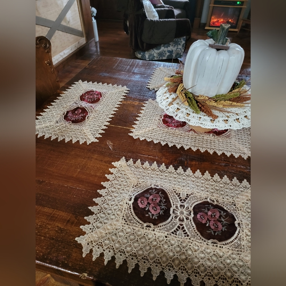 Victorian design placemats or doilies - Picture 2 of 8